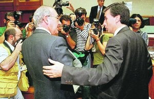 Ardanza y Jáuregui se saludan en 1997 en el Parlamento Vasco. :: DAVID AGUILAR/