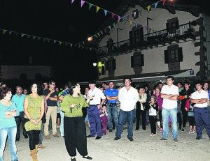 La alcaldesa y otras mujeres ante los mutildantzaris parados./