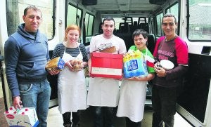 El chófer de la furgoneta Ion trae género del Banco de Alimentos de Bergara y del supermercado que le ayudan a descargar Nerea, Rubén, Martín y Miguel. :: OLIDEN/
