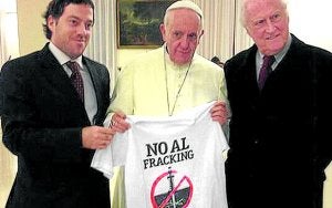 El Papa sostiene la camiseta escoltado por Pino Solanas (derecha) y Juan Pablo Olsson. :: DV/