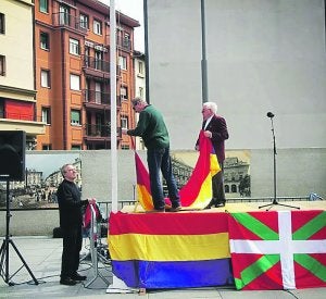 La bandera republicana se colocó en la plaza San Juan. :: ASOC. REPUBLICANA/