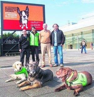 Protagonistas. Kale, Sultán y Gina y, tras ellos, los educadores Johny Delgado, María Rodríguez y Álvaro Moreno con Javier Redondo. ::
F. DE LA HERA/