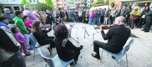 Gran respuesta. Fueron muchos los amigos y familiares del recordado José Luis que no se quisieron perder el acto. El cuarteto de la Orquesta Luis Mariano, tampoco. ::
DE LA HERA/