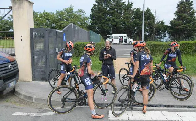 Las integrantes del equipo femenino Fassa Bortolo, antes de salir a rodar ayer en Donostia.