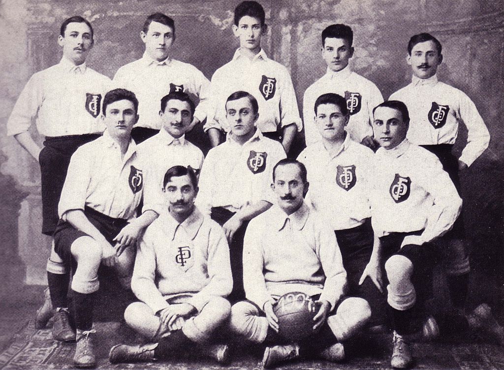 DFC Praga en 1904: Fischer – Sedlaczek – Dr. Fischl – Meissner – Weil; Schwarz – Österreicher – Kurpiel – Dr. Frey – Robicek; Eisenstein – Pick. 