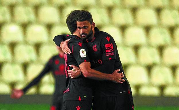 Willian José abraza a Oyarzabal tras ganar al Córdoba. 