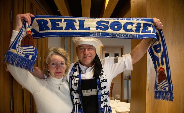 María Arrate Kortazar e Iker Zabaleta, madre y hermano de Aitor Zabaleta, en el restaurante Aratz. 