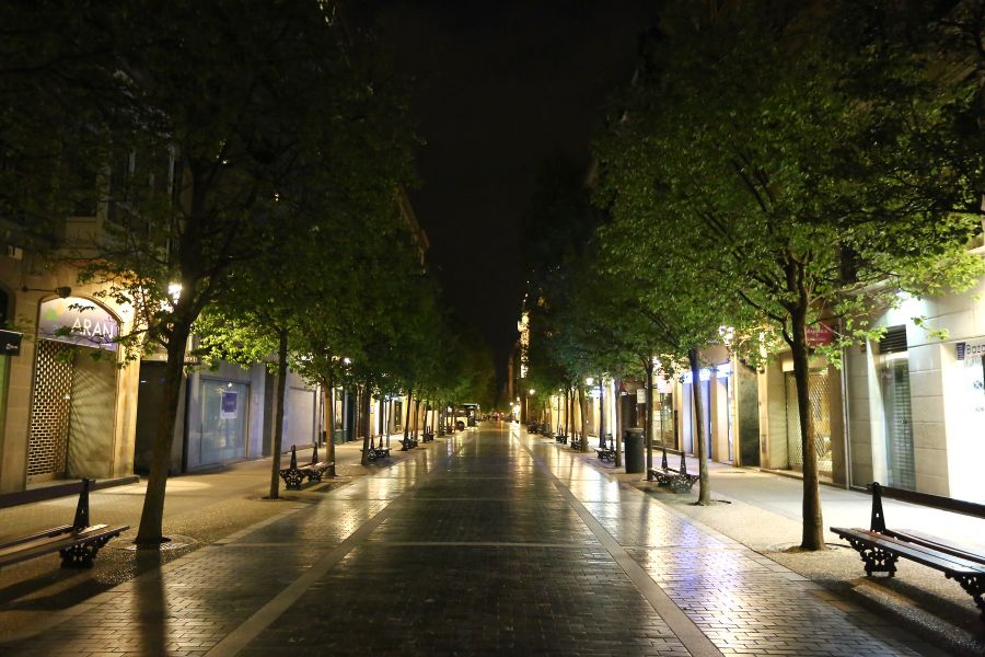 Las calles de Donostia estaban vacías antes del toque de queda. Todo el mundo en casa para ver la final de la Copa