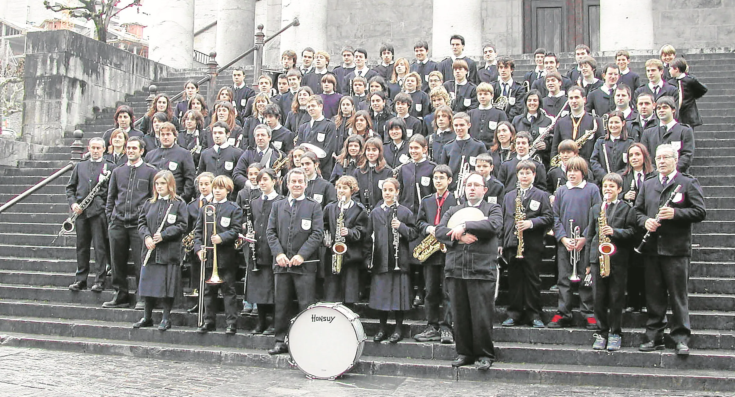 Illarra, en un concierto con la Banda Municipal de Música de Mutriku (En la tercera fila por arriba, el sexto desde la derecha). 