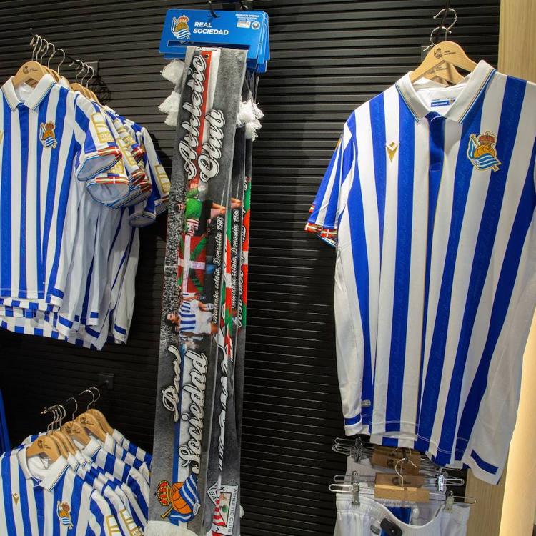 Distintivos especiales para la camiseta de la final de Copa en las tiendas de la Real Sociedad