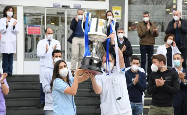 La Real Sociedad ha entregado la Copa del Rey a los sanitarios del Hospital de Donostia./J. M. López