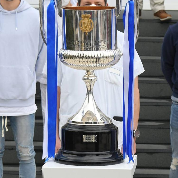 La Copa que alzó la Real se desplaza hoy hasta Sevilla