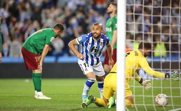 Rafinha marca el segundo gol de la Real Sociedad al rematar un pase de Mikel Oyarzabal desde la izquierda.