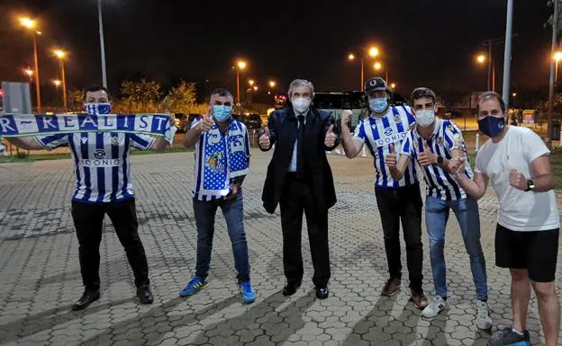 Miembros de la Peña El Sur de la Real posan con Arconada tras la final de Copa./