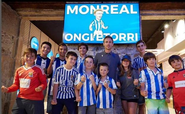 Nacho Monreal posa con aficionados de la Real tras anunciarse su fichaje por la Real hace tres años. /