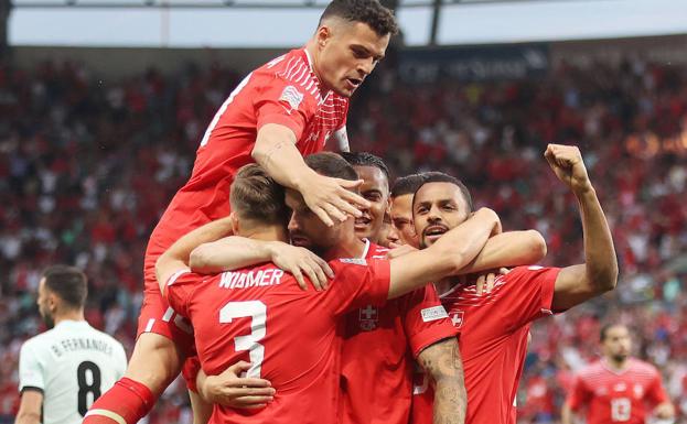 Seferovic celebra su gol con sus compañeros de selección. /EP