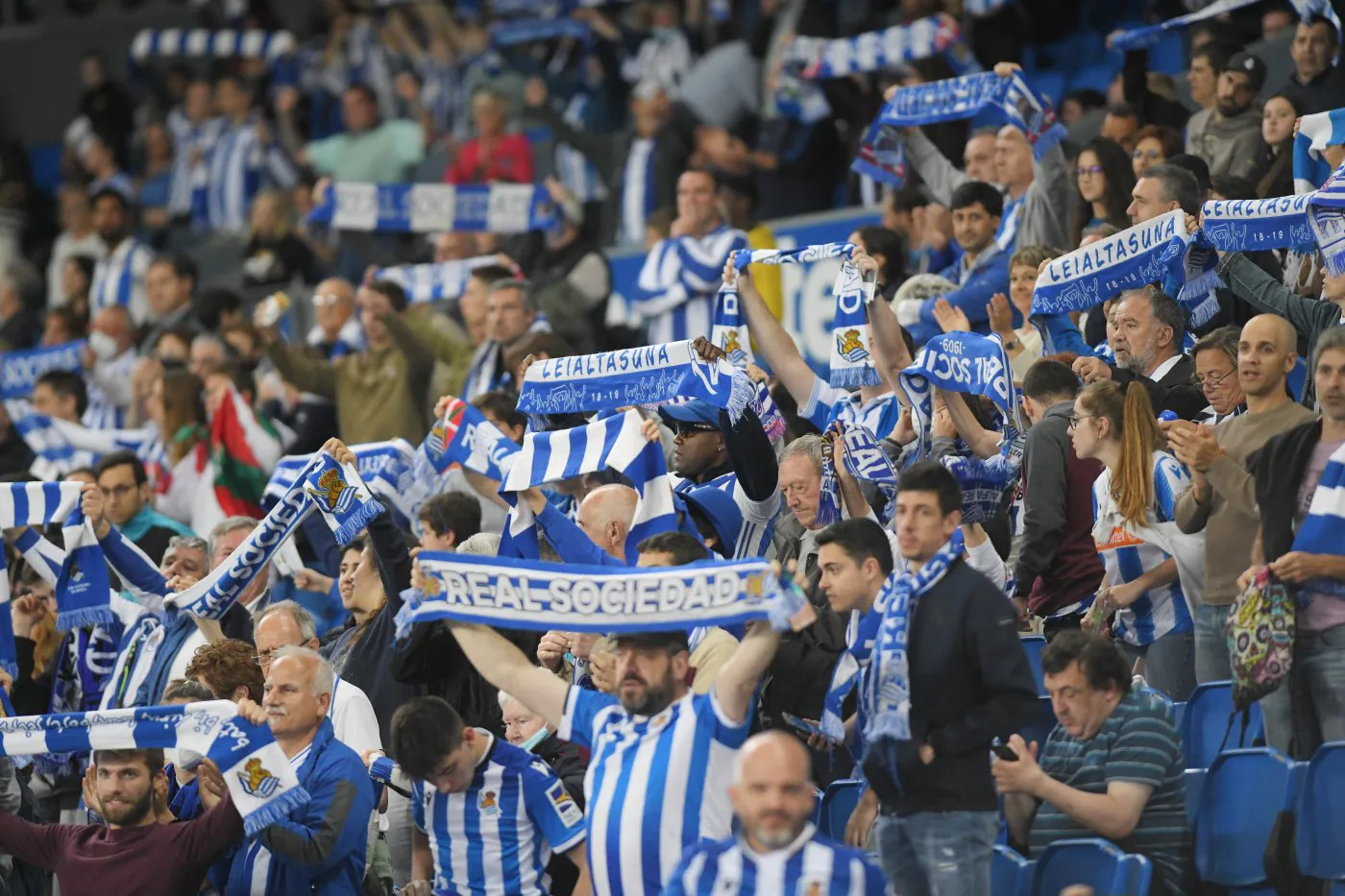 Aficionados de la Real alzan sus bufandas durante un encuentro de la pasada temporada en el Reale Arena. / ARIZMENDI