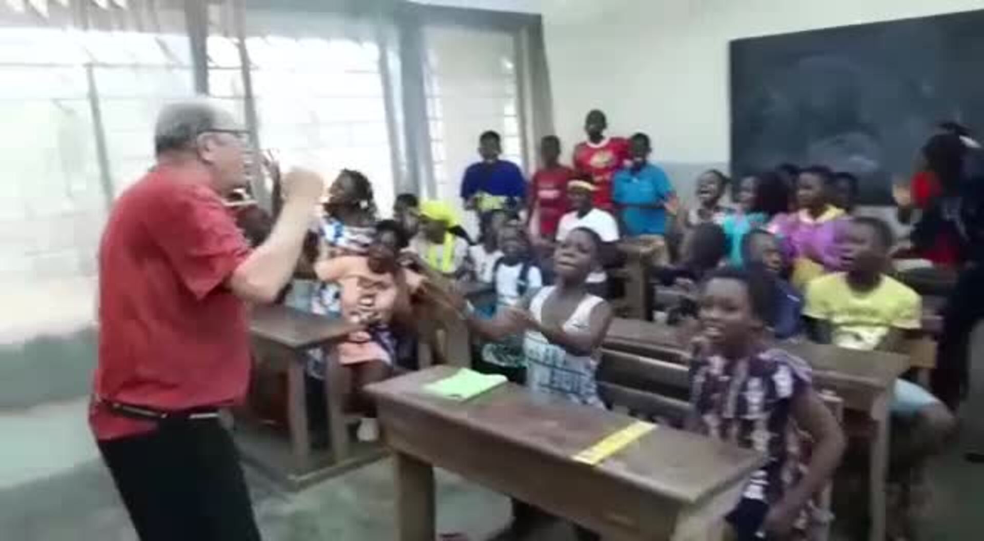 El bat, bi, hiru, lau, bost, sei, zazpi...Real!, también se canta en Costa de Marfil