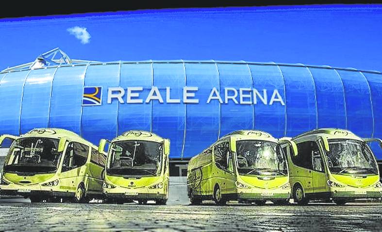 Autobuses de aficionados aparcados delante del Reale Arena./AIZPURUA