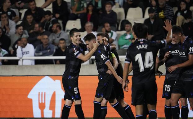 Los jugadores de la Real celebran el gol de Navarro que ha abierto el marcador.