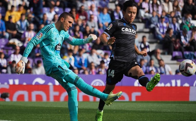Kubo presiona al portero del Valladolid en un partido de Liga. /efe