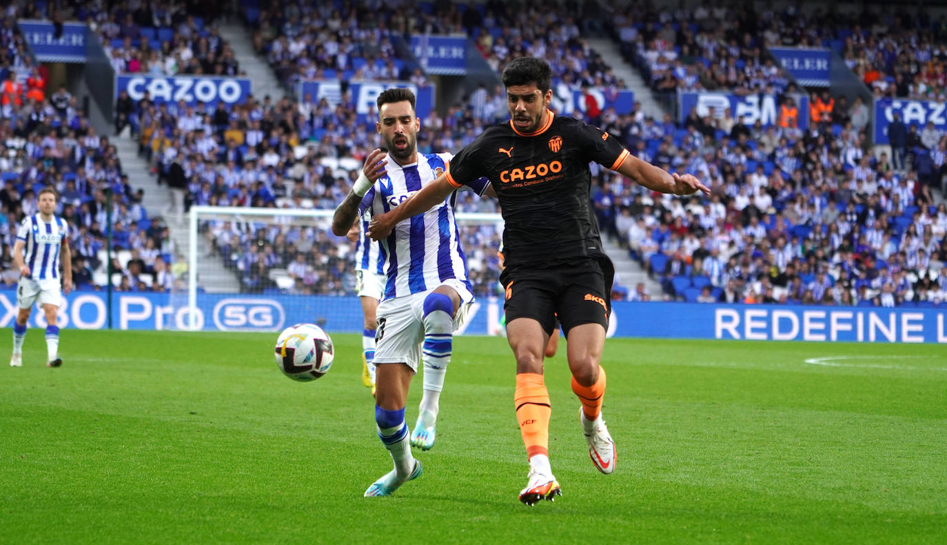 Brais Méndez pelea un balón con el defensa del Valencia. 
