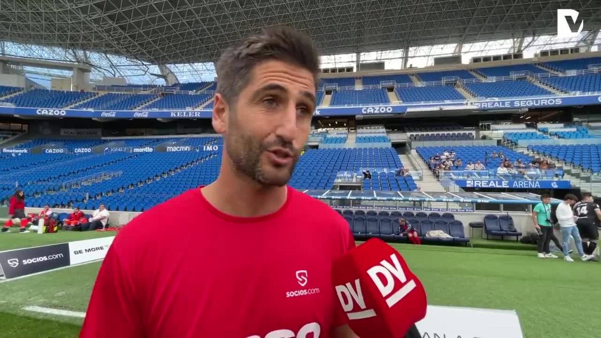 Aficionados y leyendas de la Real Sociedad comparten partido en el Reale Arena