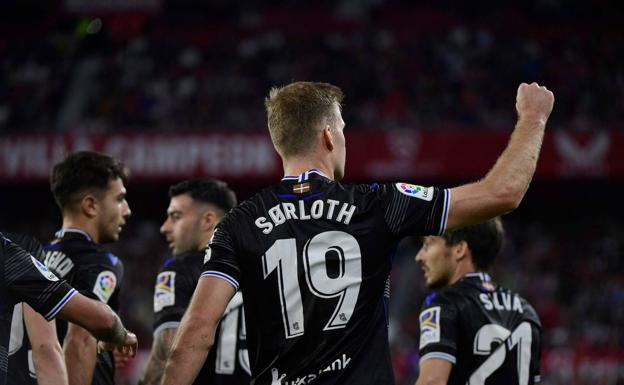 Sorloth celebra el primer gol marcado este miércoles en el Sánchez Pizjuan. 