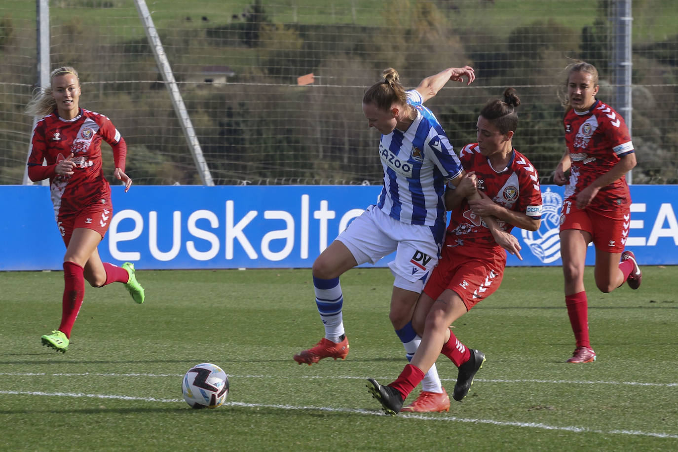 Amaiur y Gemma Gili celebran el 1-0 en Zubieta. 