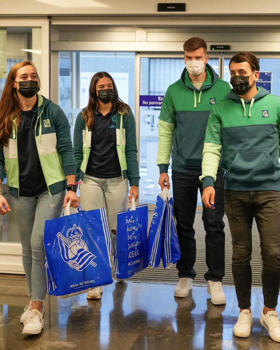 Jugadores de la Real visitan el Hospital Donostia