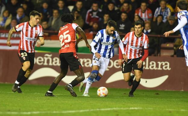 Brais conduce el balón entre tres jugadores de la UD Logroñés durante el partido de Copa que enfrentó a ambos equipos el miércoles en Las Gaunas.