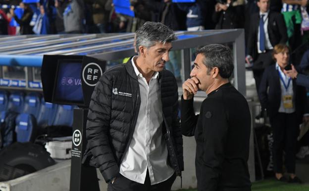 Imanol y Valverde charlan antes del partido. / JOSÉ MARI LÓPEZ