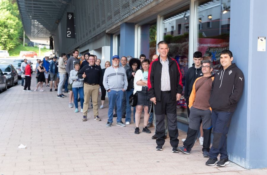 Cola de aficionados armeros para hacerse con entradas para Leganés