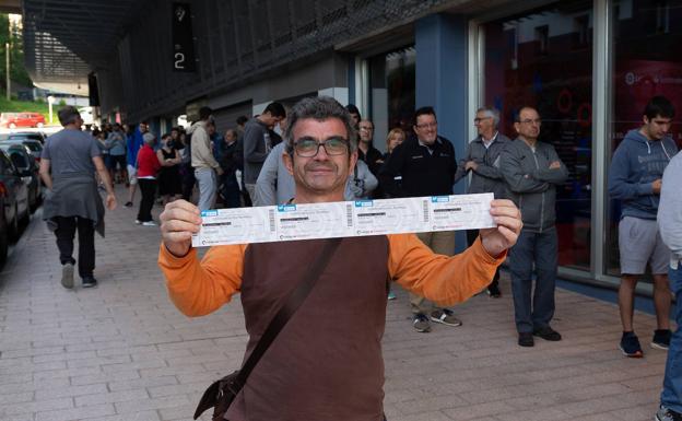 Un aficionado armero con sus cuatro entradas para el partido. /askasibar
