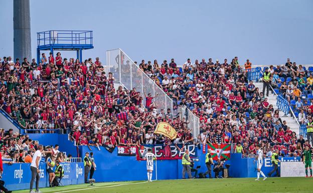 Los aficionados del Eibar acudieron en un gran número a Butarque. Este domingo está previsto que viajen a Leganés 4.000 aficionados del Almería. 