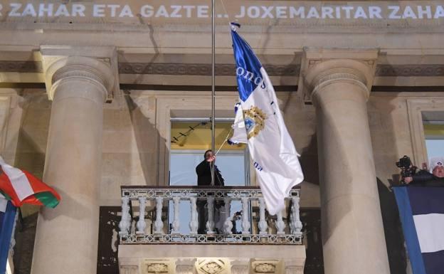 Eneko Goia iza la bandera de San Sebastián en la plaza de la Constitución en 2020. /JOSÉ MARI LÓPEZ