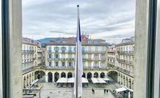 La bandera de la ciudad ya ondea en la plaza de la Constitución