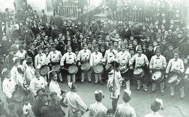 La tamborrada de Donosti Zarra, otcando en las calles del Antiguo el día de San Sebastián de 1919. 