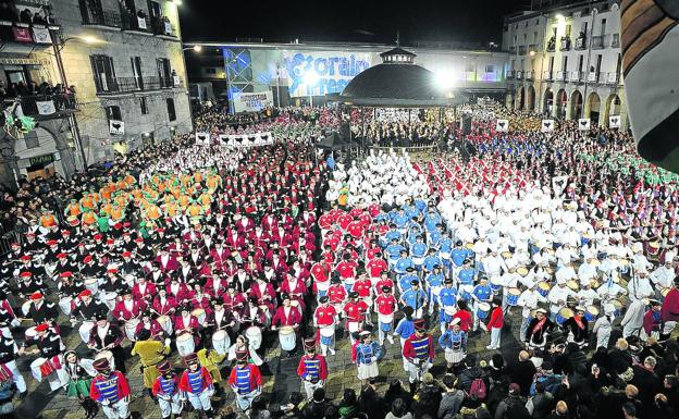 La Tamborrada vuelve a Azpeitia al son de Pantxoa eta Peio