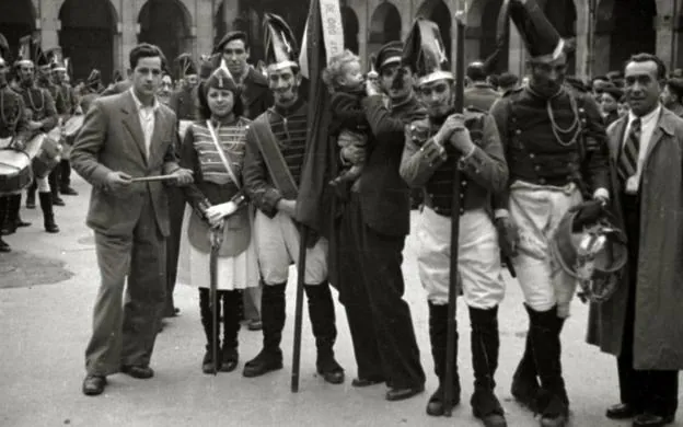 Bigotudos miembros de la Artesana, en la 'Consti' la mañana del 20-I-1943. 