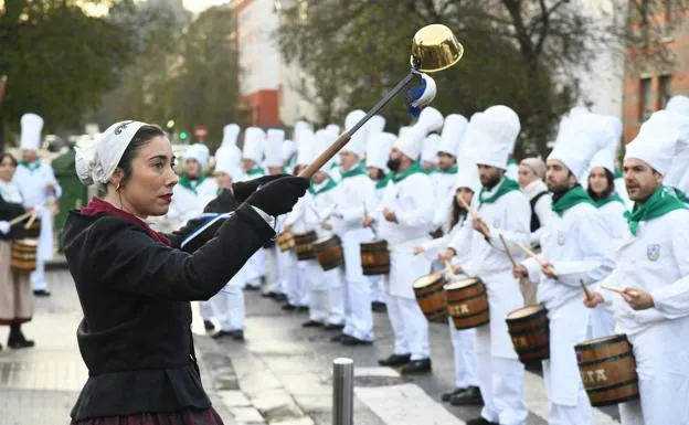 El tiempo respeta a los tambores, que inundan de música y fiesta las calles de Donostia