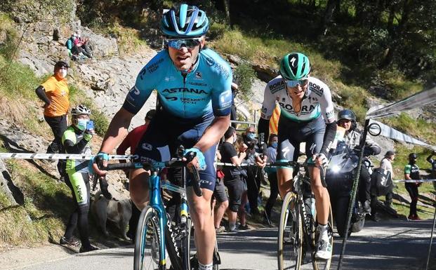 Tras la por caída de Mikel Bizkarra, siguen en la Itzulia 21 de los 22 ciclistas locales Vuelta Pais Vasco El Diario