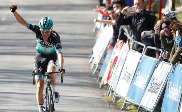 El corredor alemán Emanuel Buchmann (Bora Hansgrohe) entra vencedor en la línea de meta de la quinta etapa de la Vuelta al País Vasco-Itzulia 2019.