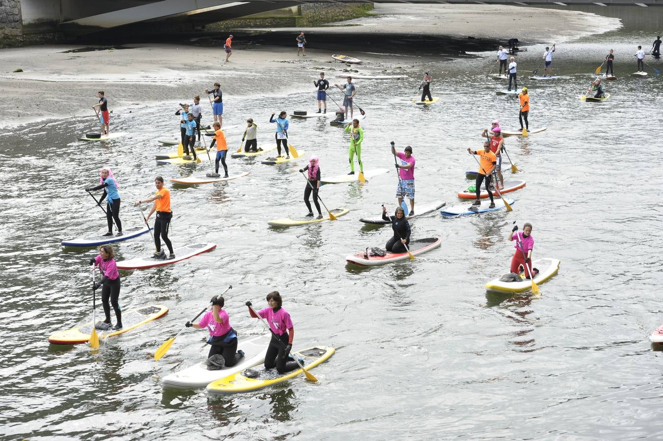 'Paddle-surf' para limpiar el Urumea