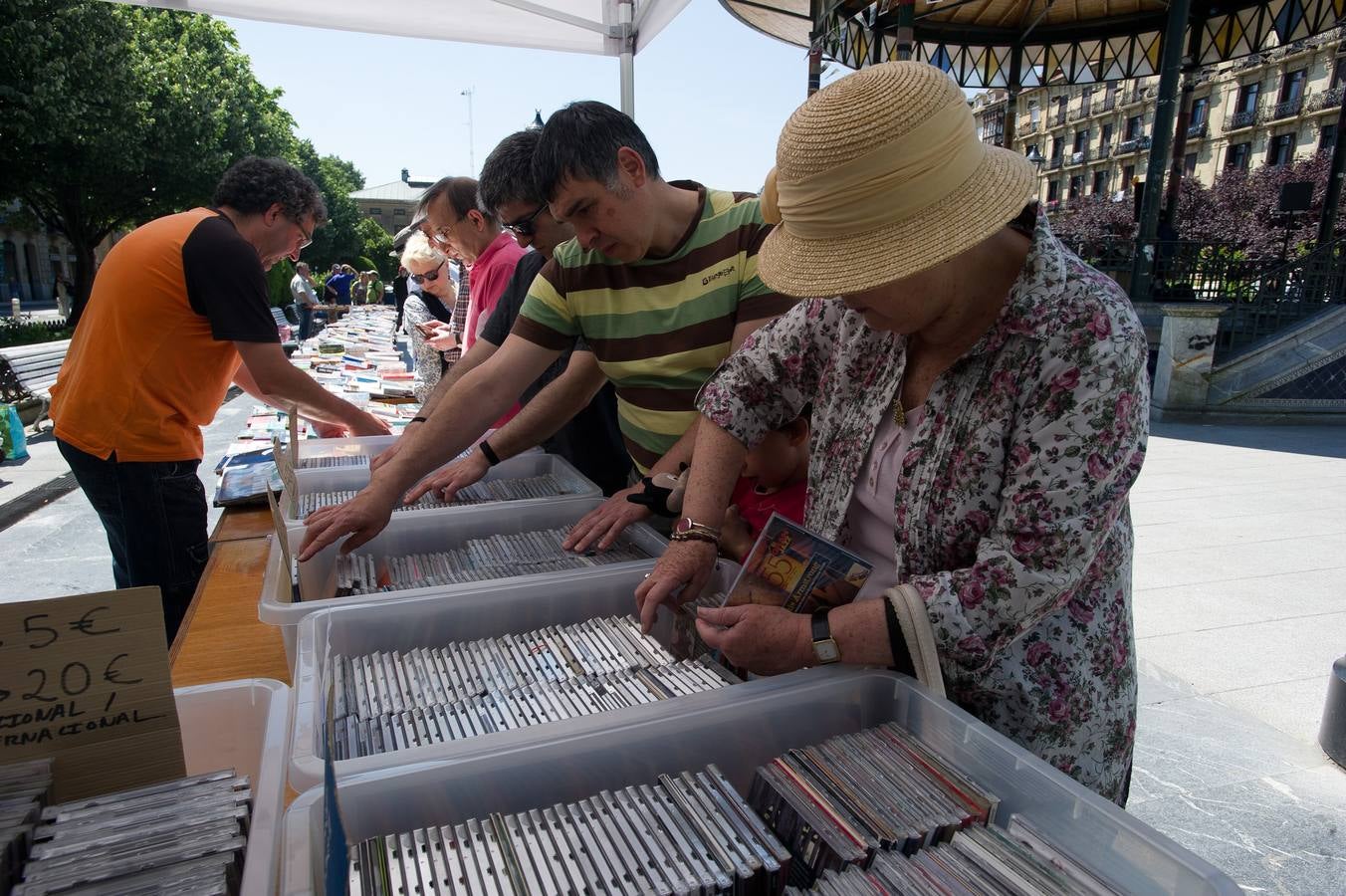 Un gran mercado solidario en Easo
