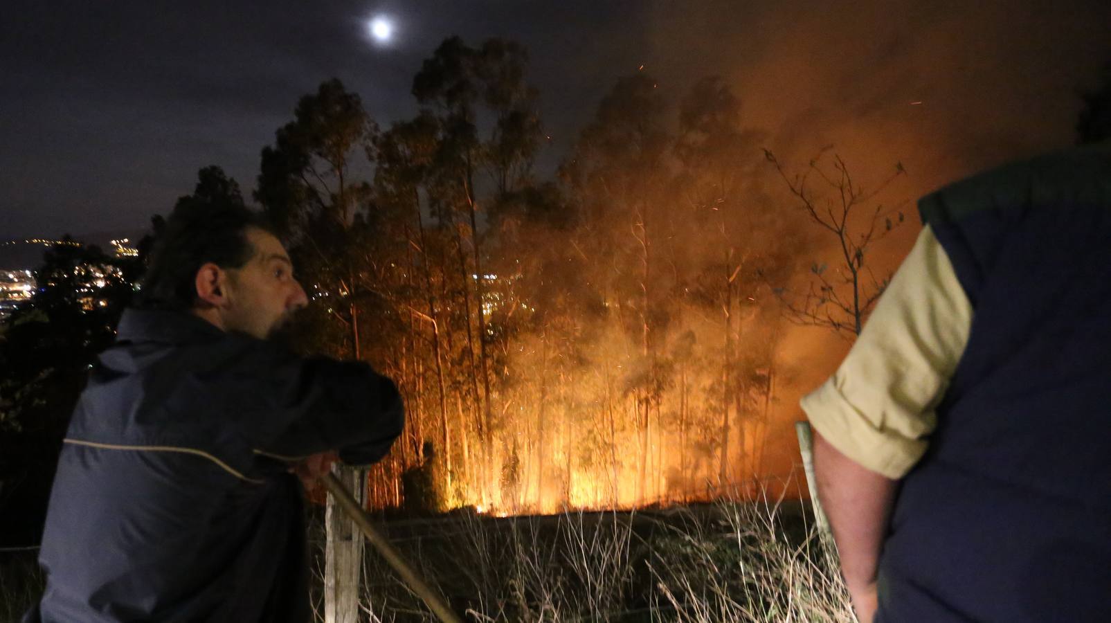 El fuego pone en jaque a los bomberos de Berango y Bilbao