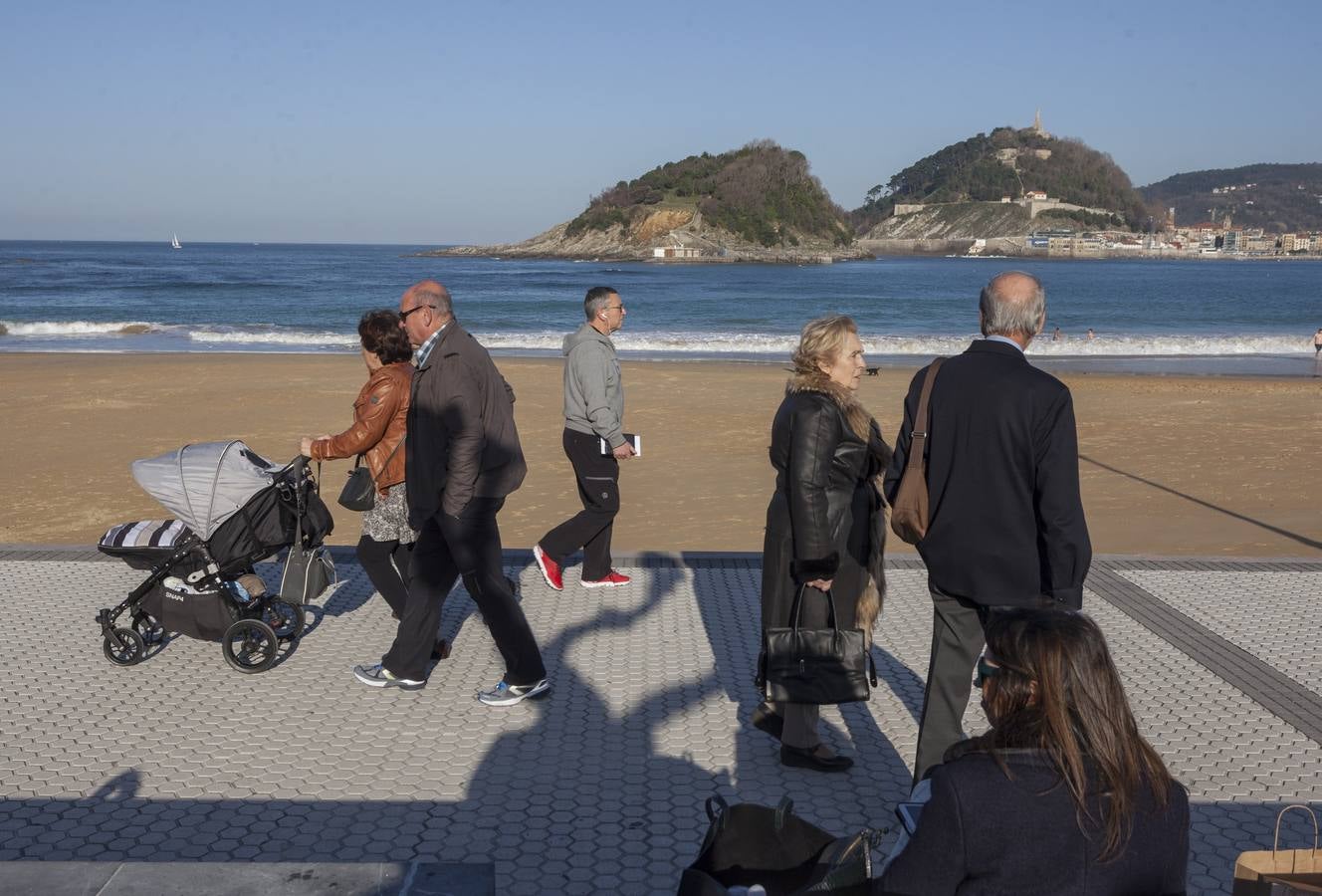 Otro día más primaveral que invernal en Donostia