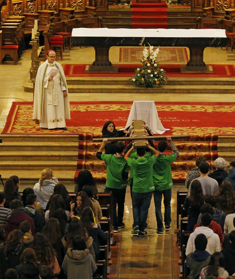 Munilla reza por la paz junto a 600 escolares