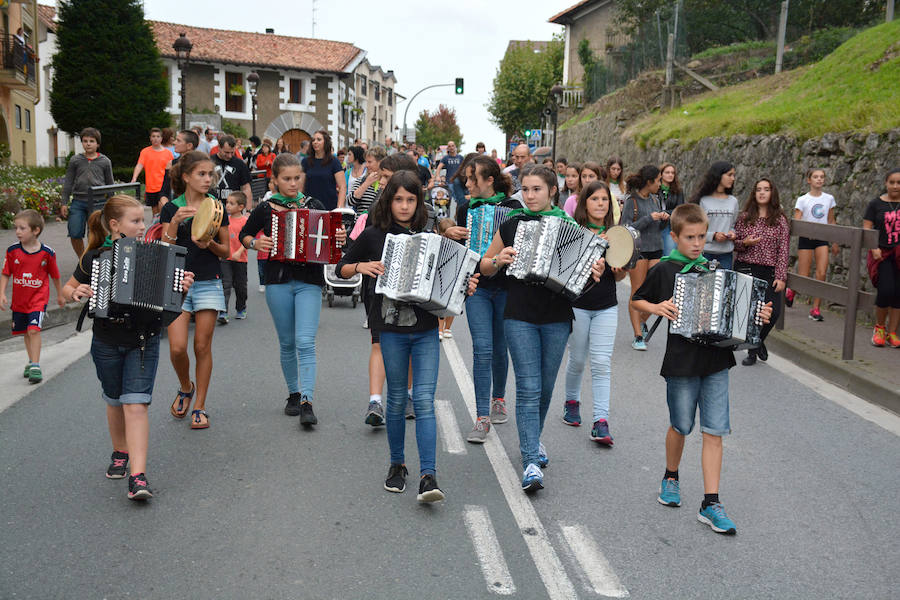 Jende ugari Share elkartearen txistorra jatean