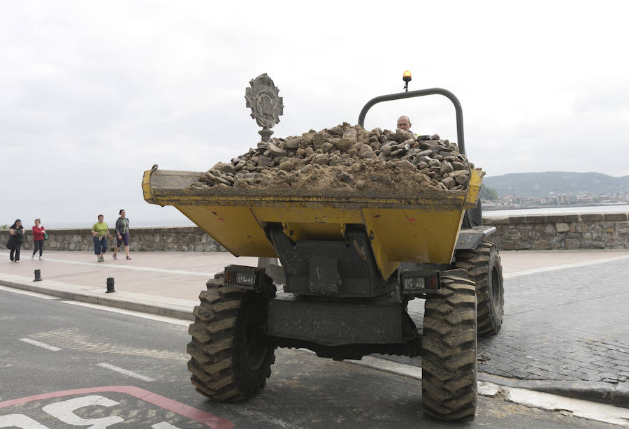 Comienza la retirada de las piedras de Ondarreta con una máquina despedregadora